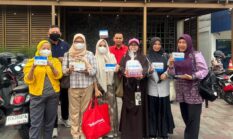 Telkomsel Bagikan Masker kepada Jurnalis Ekonomi di Tengah Kabut Asap Palembang