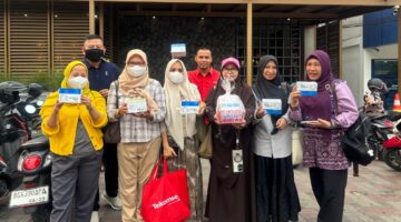 Telkomsel Bagikan Masker kepada Jurnalis Ekonomi di Tengah Kabut Asap Palembang