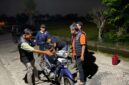 Personel Polsek BMT melakukan pemeriksaan terhadap kendaraan mencurigakan demi memberikan rasa aman maksimal bagi masyarakat.