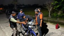 Personel Polsek BMT melakukan pemeriksaan terhadap kendaraan mencurigakan demi memberikan rasa aman maksimal bagi masyarakat.
