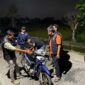 Personel Polsek BMT melakukan pemeriksaan terhadap kendaraan mencurigakan demi memberikan rasa aman maksimal bagi masyarakat.