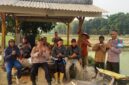 Kapolsek Buay Madang Timur Iptu Swisspo, bersama personel Polsek Buay Madang Timur dan warga Desa Sumber Mulyo saat menggelar kegiatan kumpul bersama masyarakat di Kecamatan Buay Madang Timur, Kabupaten OKU Timur.