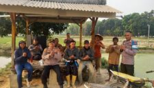 Kapolsek Buay Madang Timur Iptu Swisspo, bersama personel Polsek Buay Madang Timur dan warga Desa Sumber Mulyo saat menggelar kegiatan kumpul bersama masyarakat di Kecamatan Buay Madang Timur, Kabupaten OKU Timur.