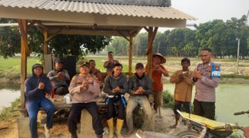 Kapolsek Buay Madang Timur Iptu Swisspo, bersama personel Polsek Buay Madang Timur dan warga Desa Sumber Mulyo saat menggelar kegiatan kumpul bersama masyarakat di Kecamatan Buay Madang Timur, Kabupaten OKU Timur.