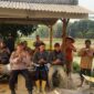 Kapolsek Buay Madang Timur Iptu Swisspo, bersama personel Polsek Buay Madang Timur dan warga Desa Sumber Mulyo saat menggelar kegiatan kumpul bersama masyarakat di Kecamatan Buay Madang Timur, Kabupaten OKU Timur.