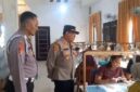 Kapolsek Buay Madang Timur Iptu Swisspo, didampingi personel Polsek saat meninjau langsung pelatihan pembersihan sarang burung walet dalam program Polisi Peduli Pengangguran (POLIRAN) di Desa Sumber Mulyo, Kecamatan Buay Madang Timur, Kabupaten OKU Timur.