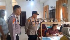 Kapolsek Buay Madang Timur Iptu Swisspo, didampingi personel Polsek saat meninjau langsung pelatihan pembersihan sarang burung walet dalam program Polisi Peduli Pengangguran (POLIRAN) di Desa Sumber Mulyo, Kecamatan Buay Madang Timur, Kabupaten OKU Timur.
