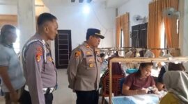Kapolsek Buay Madang Timur Iptu Swisspo, didampingi personel Polsek saat meninjau langsung pelatihan pembersihan sarang burung walet dalam program Polisi Peduli Pengangguran (POLIRAN) di Desa Sumber Mulyo, Kecamatan Buay Madang Timur, Kabupaten OKU Timur.