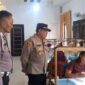 Kapolsek Buay Madang Timur Iptu Swisspo, didampingi personel Polsek saat meninjau langsung pelatihan pembersihan sarang burung walet dalam program Polisi Peduli Pengangguran (POLIRAN) di Desa Sumber Mulyo, Kecamatan Buay Madang Timur, Kabupaten OKU Timur.
