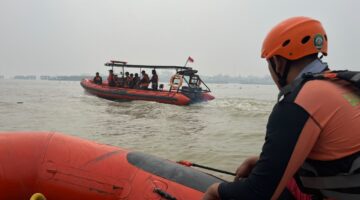 Tim SAR Gabungan cari korban yang hilang di Sungai Musi. Foto: Basarnas Palembang.