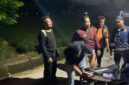 Kanit Reskrim Polsek Buay Madang Timur Aiptu Eko Beni Susilo bersama jajaran personel Timsus Macan Putih melakukan pemeriksaan kelengkapan berkas serta penggeledahan terhadap pengendara sepeda motor yang dicurigai di kawasan jalan rawan kriminalitas Kecamatan Buay Madang Timur, Kabupaten OKU Timur.