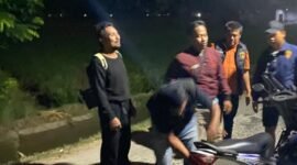 Kanit Reskrim Polsek Buay Madang Timur Aiptu Eko Beni Susilo bersama jajaran personel Timsus Macan Putih melakukan pemeriksaan kelengkapan berkas serta penggeledahan terhadap pengendara sepeda motor yang dicurigai di kawasan jalan rawan kriminalitas Kecamatan Buay Madang Timur, Kabupaten OKU Timur.