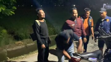 Kanit Reskrim Polsek Buay Madang Timur Aiptu Eko Beni Susilo bersama jajaran personel Timsus Macan Putih melakukan pemeriksaan kelengkapan berkas serta penggeledahan terhadap pengendara sepeda motor yang dicurigai di kawasan jalan rawan kriminalitas Kecamatan Buay Madang Timur, Kabupaten OKU Timur.