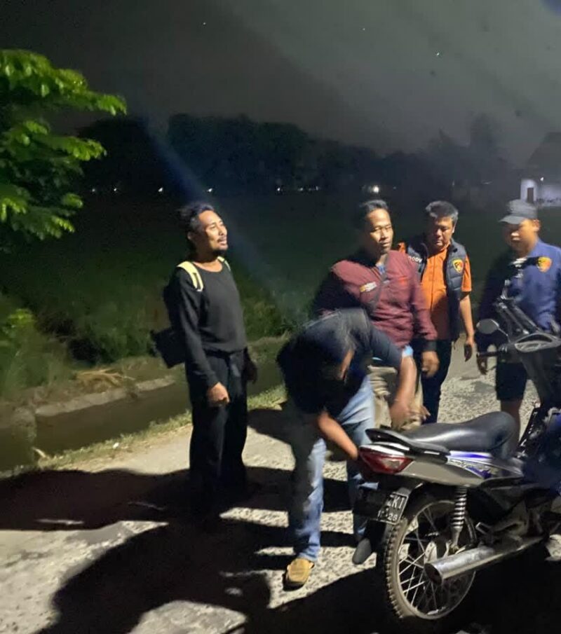 Kanit Reskrim Polsek Buay Madang Timur Aiptu Eko Beni Susilo bersama jajaran personel Timsus Macan Putih melakukan pemeriksaan kelengkapan berkas serta penggeledahan terhadap pengendara sepeda motor yang dicurigai di kawasan jalan rawan kriminalitas Kecamatan Buay Madang Timur, Kabupaten OKU Timur.