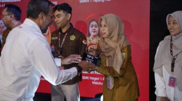 Guru Fisika dari Ogan Ilir Tembus Top 12 Nasional Terpujilah Guru Telkomsel