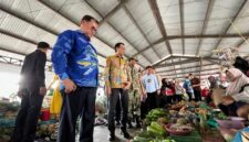 Sekretaris Daerah OKI, Ir. Asmar Wijaya, M.Si., saat sidak di Pasar Kayuagung kabupaten OKI