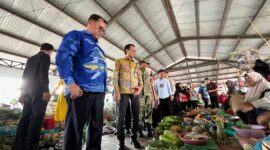 Sekretaris Daerah OKI, Ir. Asmar Wijaya, M.Si., saat sidak di Pasar Kayuagung kabupaten OKI