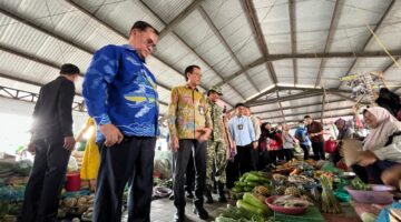 Sekretaris Daerah OKI, Ir. Asmar Wijaya, M.Si., saat sidak di Pasar Kayuagung kabupaten OKI