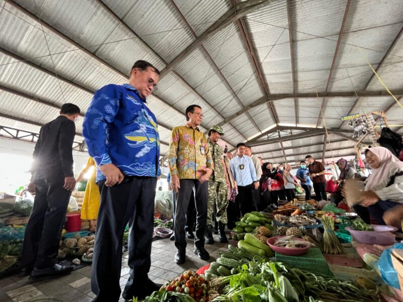 Sekretaris Daerah OKI, Ir. Asmar Wijaya, M.Si., saat sidak di Pasar Kayuagung kabupaten OKI