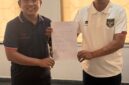 Didi Yanto (Kiri) Serahkan Berkas, Jadi Pendaftar Pertama Calon Ketua PSSI Sumsel