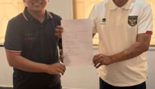 Didi Yanto (Kiri) Serahkan Berkas, Jadi Pendaftar Pertama Calon Ketua PSSI Sumsel