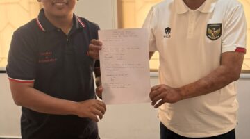 Didi Yanto (Kiri) Serahkan Berkas, Jadi Pendaftar Pertama Calon Ketua PSSI Sumsel