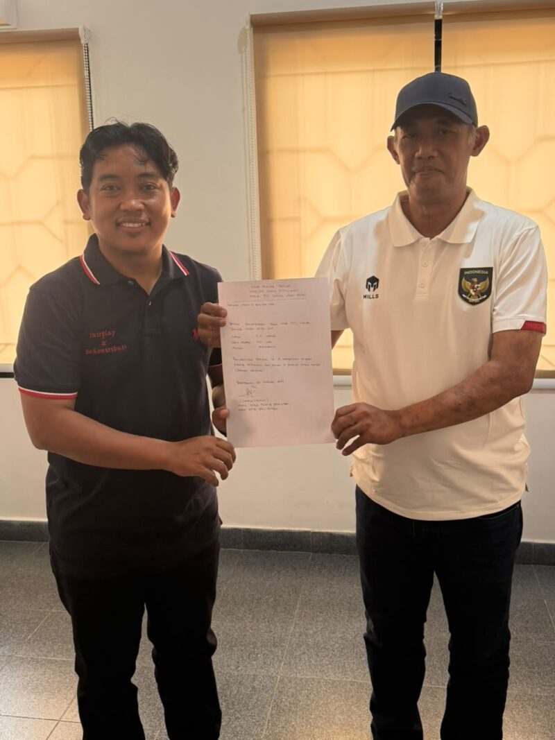 Didi Yanto (Kiri) Serahkan Berkas, Jadi Pendaftar Pertama Calon Ketua PSSI Sumsel