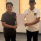 Didi Yanto (Kiri) Serahkan Berkas, Jadi Pendaftar Pertama Calon Ketua PSSI Sumsel