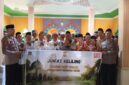 Kapolsek Buay Madang Timur Iptu Swisspo,  bersama personel Polsek, perangkat desa, dan jemaah berfoto bersama usai kegiatan Jumat Keliling di Masjid Darul Falah, Desa Kedung Rejo, Kecamatan Buay Madang Timur, Kabupaten OKU Timur.