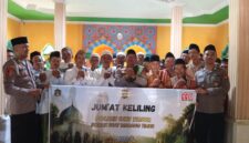 Kapolsek Buay Madang Timur Iptu Swisspo,  bersama personel Polsek, perangkat desa, dan jemaah berfoto bersama usai kegiatan Jumat Keliling di Masjid Darul Falah, Desa Kedung Rejo, Kecamatan Buay Madang Timur, Kabupaten OKU Timur.