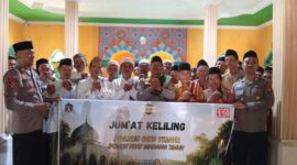 Kapolsek Buay Madang Timur Iptu Swisspo,  bersama personel Polsek, perangkat desa, dan jemaah berfoto bersama usai kegiatan Jumat Keliling di Masjid Darul Falah, Desa Kedung Rejo, Kecamatan Buay Madang Timur, Kabupaten OKU Timur.