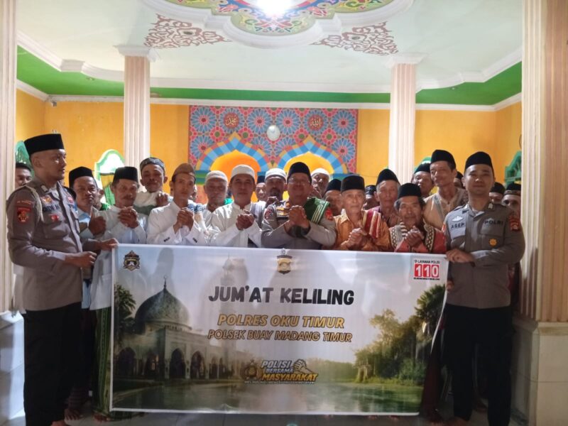 Kapolsek Buay Madang Timur Iptu Swisspo,  bersama personel Polsek, perangkat desa, dan jemaah berfoto bersama usai kegiatan Jumat Keliling di Masjid Darul Falah, Desa Kedung Rejo, Kecamatan Buay Madang Timur, Kabupaten OKU Timur.