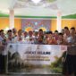Kapolsek Buay Madang Timur Iptu Swisspo,  bersama personel Polsek, perangkat desa, dan jemaah berfoto bersama usai kegiatan Jumat Keliling di Masjid Darul Falah, Desa Kedung Rejo, Kecamatan Buay Madang Timur, Kabupaten OKU Timur.