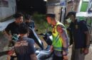 Personel Timsus Macan Putih Polsek Buay Madang Timur yang dipimpin Kanit Reskrim Aiptu Eko Beni Susilo melakukan pemeriksaan bagasi sepeda motor dan penggeledahan terhadap sejumlah pemuda saat menggelar patroli hunting malam di kawasan BK 5 Desa Karang Tengah, Kecamatan Buay Madang Timur, Kabupaten OKU Timur.
