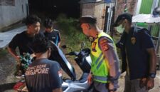 Personel Timsus Macan Putih Polsek Buay Madang Timur yang dipimpin Kanit Reskrim Aiptu Eko Beni Susilo melakukan pemeriksaan bagasi sepeda motor dan penggeledahan terhadap sejumlah pemuda saat menggelar patroli hunting malam di kawasan BK 5 Desa Karang Tengah, Kecamatan Buay Madang Timur, Kabupaten OKU Timur.