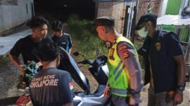Personel Timsus Macan Putih Polsek Buay Madang Timur yang dipimpin Kanit Reskrim Aiptu Eko Beni Susilo melakukan pemeriksaan bagasi sepeda motor dan penggeledahan terhadap sejumlah pemuda saat menggelar patroli hunting malam di kawasan BK 5 Desa Karang Tengah, Kecamatan Buay Madang Timur, Kabupaten OKU Timur.