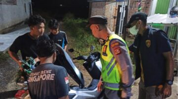 Personel Timsus Macan Putih Polsek Buay Madang Timur yang dipimpin Kanit Reskrim Aiptu Eko Beni Susilo melakukan pemeriksaan bagasi sepeda motor dan penggeledahan terhadap sejumlah pemuda saat menggelar patroli hunting malam di kawasan BK 5 Desa Karang Tengah, Kecamatan Buay Madang Timur, Kabupaten OKU Timur.