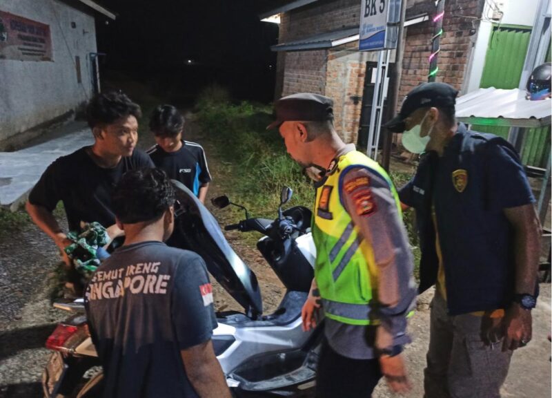 Personel Timsus Macan Putih Polsek Buay Madang Timur yang dipimpin Kanit Reskrim Aiptu Eko Beni Susilo melakukan pemeriksaan bagasi sepeda motor dan penggeledahan terhadap sejumlah pemuda saat menggelar patroli hunting malam di kawasan BK 5 Desa Karang Tengah, Kecamatan Buay Madang Timur, Kabupaten OKU Timur.