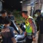 Personel Timsus Macan Putih Polsek Buay Madang Timur yang dipimpin Kanit Reskrim Aiptu Eko Beni Susilo melakukan pemeriksaan bagasi sepeda motor dan penggeledahan terhadap sejumlah pemuda saat menggelar patroli hunting malam di kawasan BK 5 Desa Karang Tengah, Kecamatan Buay Madang Timur, Kabupaten OKU Timur.