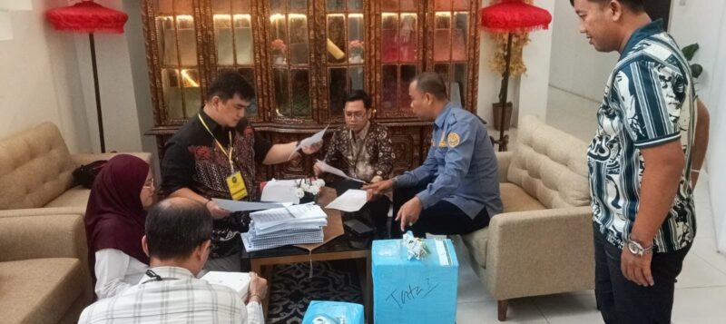 Suasana saat Tim JPU KPK RI melimpahkan berkas perkara lima tersangka kasus dugaan korupsi pengadaan smartboard dan Chromebook ke PN Tipikor Palembang, Jumat (23/10/2026).