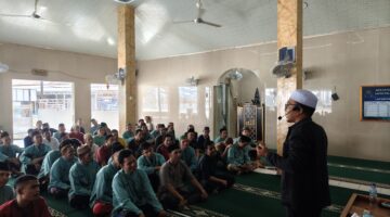 Tingkatkan Pemahaman Keagamaan, Warga Binaan Lapas Sekayu Belajar Tata Cara Salat Jenazah