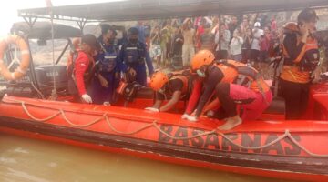Jasad korban dievakuasi Tim SAR Gabungan. Foto: Basarnas Palembang.