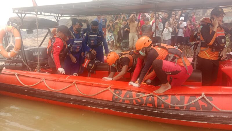 Jasad korban dievakuasi Tim SAR Gabungan. Foto: Basarnas Palembang.