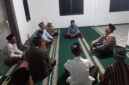 Kapolsek Buay Madang Timur (BMT) Iptu Swisspo berdialog langsung dengan tokoh agama dan jamaah usai melaksanakan kegiatan Sholat Subuh Keliling (Suling) di Masjid Nurul Huda, Desa Kumpul Rejo, Kecamatan Buay Madang Timur, Kabupaten OKU Timur.