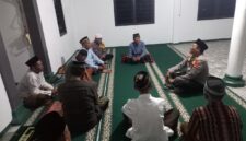 Kapolsek Buay Madang Timur (BMT) Iptu Swisspo berdialog langsung dengan tokoh agama dan jamaah usai melaksanakan kegiatan Sholat Subuh Keliling (Suling) di Masjid Nurul Huda, Desa Kumpul Rejo, Kecamatan Buay Madang Timur, Kabupaten OKU Timur.