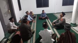 Kapolsek Buay Madang Timur (BMT) Iptu Swisspo berdialog langsung dengan tokoh agama dan jamaah usai melaksanakan kegiatan Sholat Subuh Keliling (Suling) di Masjid Nurul Huda, Desa Kumpul Rejo, Kecamatan Buay Madang Timur, Kabupaten OKU Timur.
