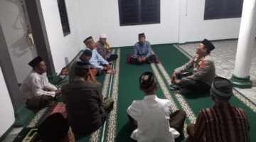 Kapolsek Buay Madang Timur (BMT) Iptu Swisspo berdialog langsung dengan tokoh agama dan jamaah usai melaksanakan kegiatan Sholat Subuh Keliling (Suling) di Masjid Nurul Huda, Desa Kumpul Rejo, Kecamatan Buay Madang Timur, Kabupaten OKU Timur.