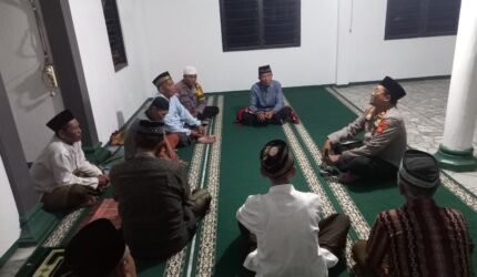 Kapolsek Buay Madang Timur (BMT) Iptu Swisspo berdialog langsung dengan tokoh agama dan jamaah usai melaksanakan kegiatan Sholat Subuh Keliling (Suling) di Masjid Nurul Huda, Desa Kumpul Rejo, Kecamatan Buay Madang Timur, Kabupaten OKU Timur.