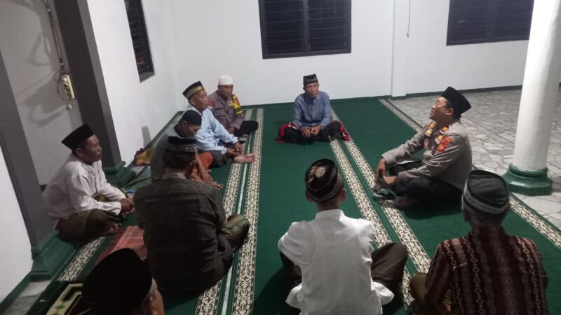 Kapolsek Buay Madang Timur (BMT) Iptu Swisspo berdialog langsung dengan tokoh agama dan jamaah usai melaksanakan kegiatan Sholat Subuh Keliling (Suling) di Masjid Nurul Huda, Desa Kumpul Rejo, Kecamatan Buay Madang Timur, Kabupaten OKU Timur.