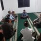Kapolsek Buay Madang Timur (BMT) Iptu Swisspo berdialog langsung dengan tokoh agama dan jamaah usai melaksanakan kegiatan Sholat Subuh Keliling (Suling) di Masjid Nurul Huda, Desa Kumpul Rejo, Kecamatan Buay Madang Timur, Kabupaten OKU Timur.